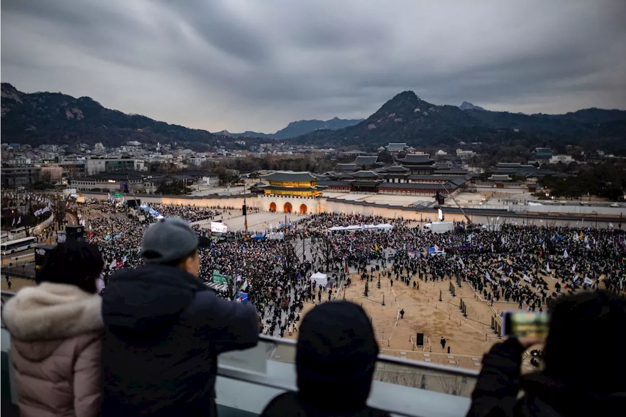 Thousands Protest in Seoul Amid Snowstorm Against President