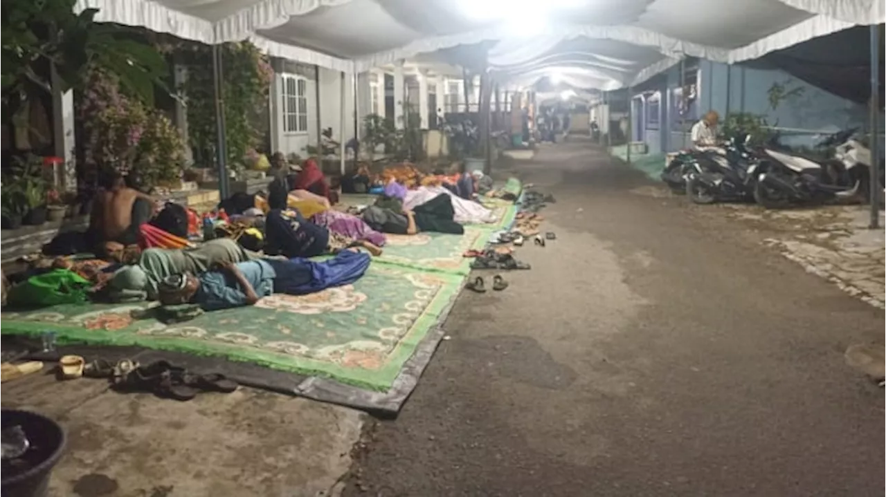 Jemaah Haul Abah Guru Sekumpul Rela Tidur Depan Rumah Warga