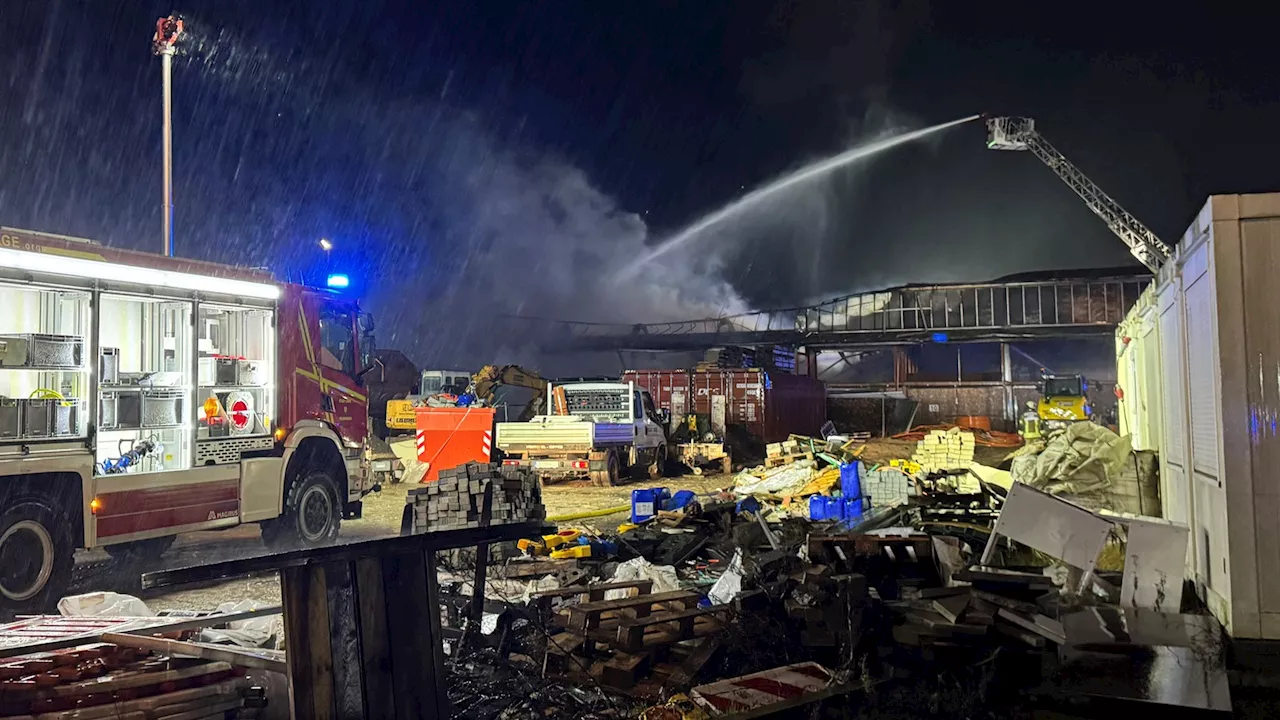 Großbrand in Lage: Werkshalle auf Schrottplatz steht in Flammen