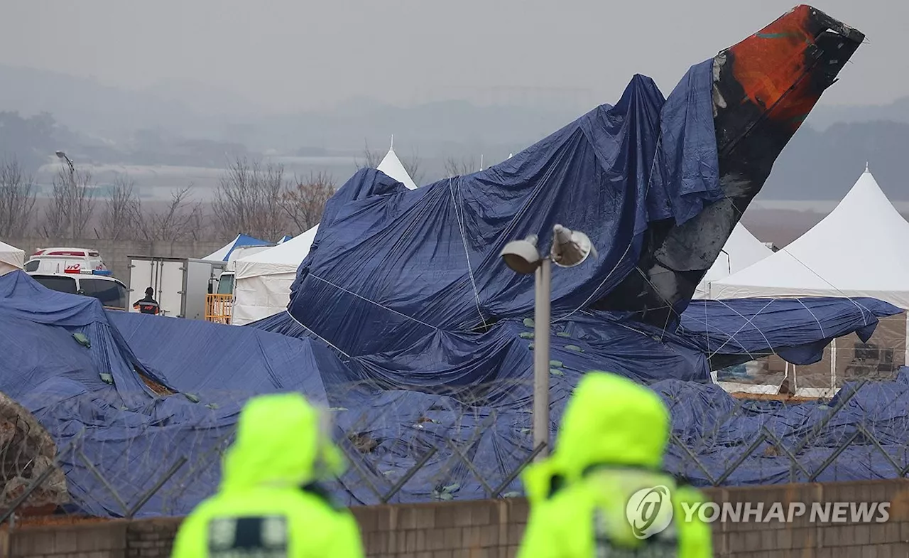 제주항공 참사, 현장 조사 시작…추모객 현장 찾아