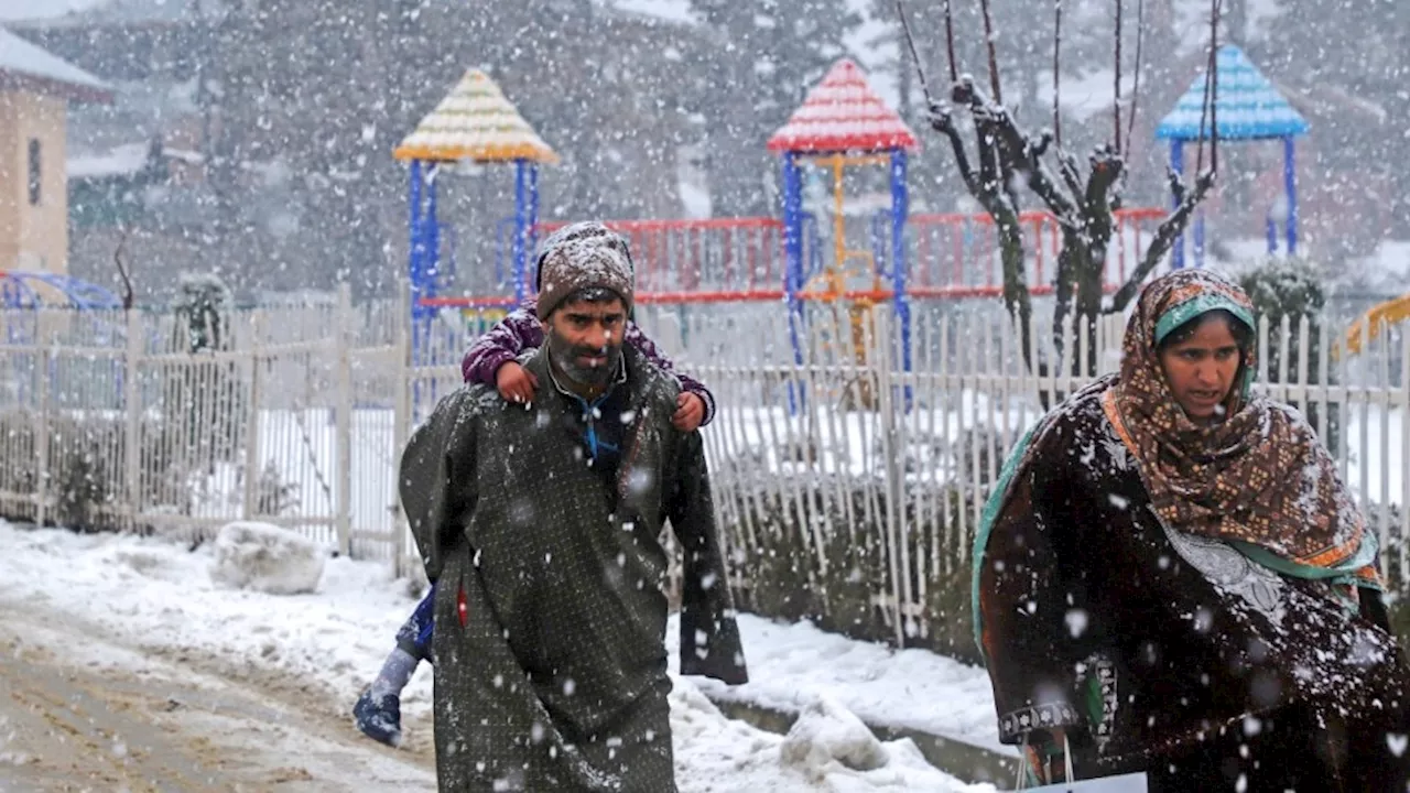 Weather Update: ठंड का प्रचंड प्रहार! पहाड़ों पर बर्फबारी, मैदानी इलाकों में बढ़ी ठिठुरन, दिल्ली में बारिश का भी अलर्ट