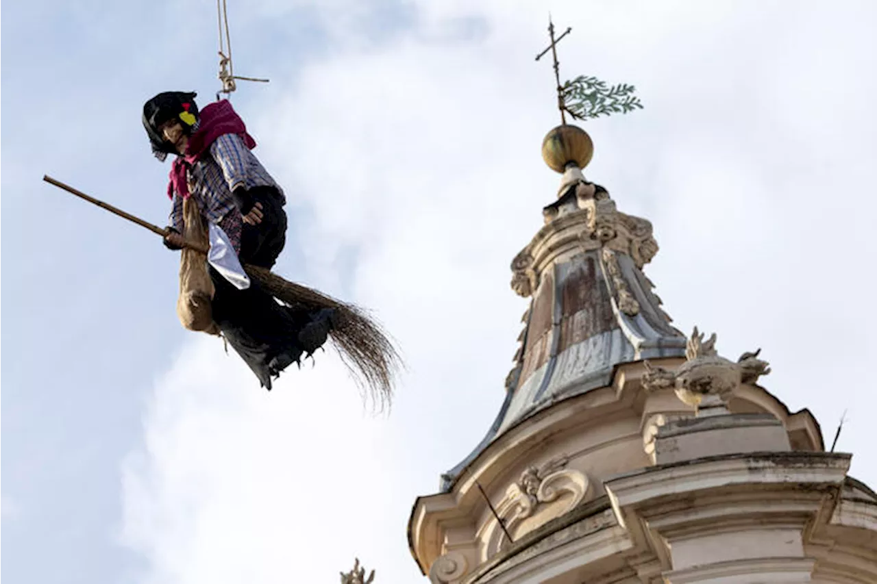 La Befana vola su Piazza Navona a cavallo di un'autoscala