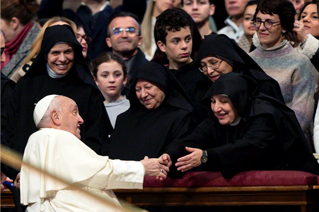 Papa Francesco saluta i fedeli nella Basilica di S.Pietro