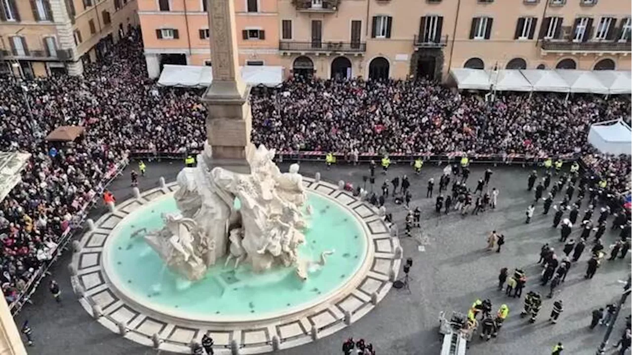 Roma, a Piazza Navona il tradizionale 'volo' della Befana coi Vigili del Fuoco