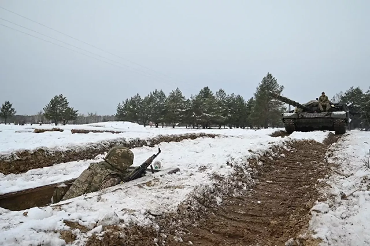 Украинские войска удерживают мирных жителей в Малой Токмачке