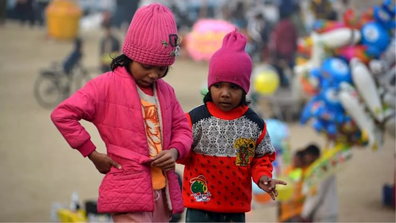 PHOTOS: काशी का मौसम कश्मीर जैसा, नहीं हुए सूर्य देव के दर्शन; पूरे सप्ताह कोल्ड वेव चलने की संभावना