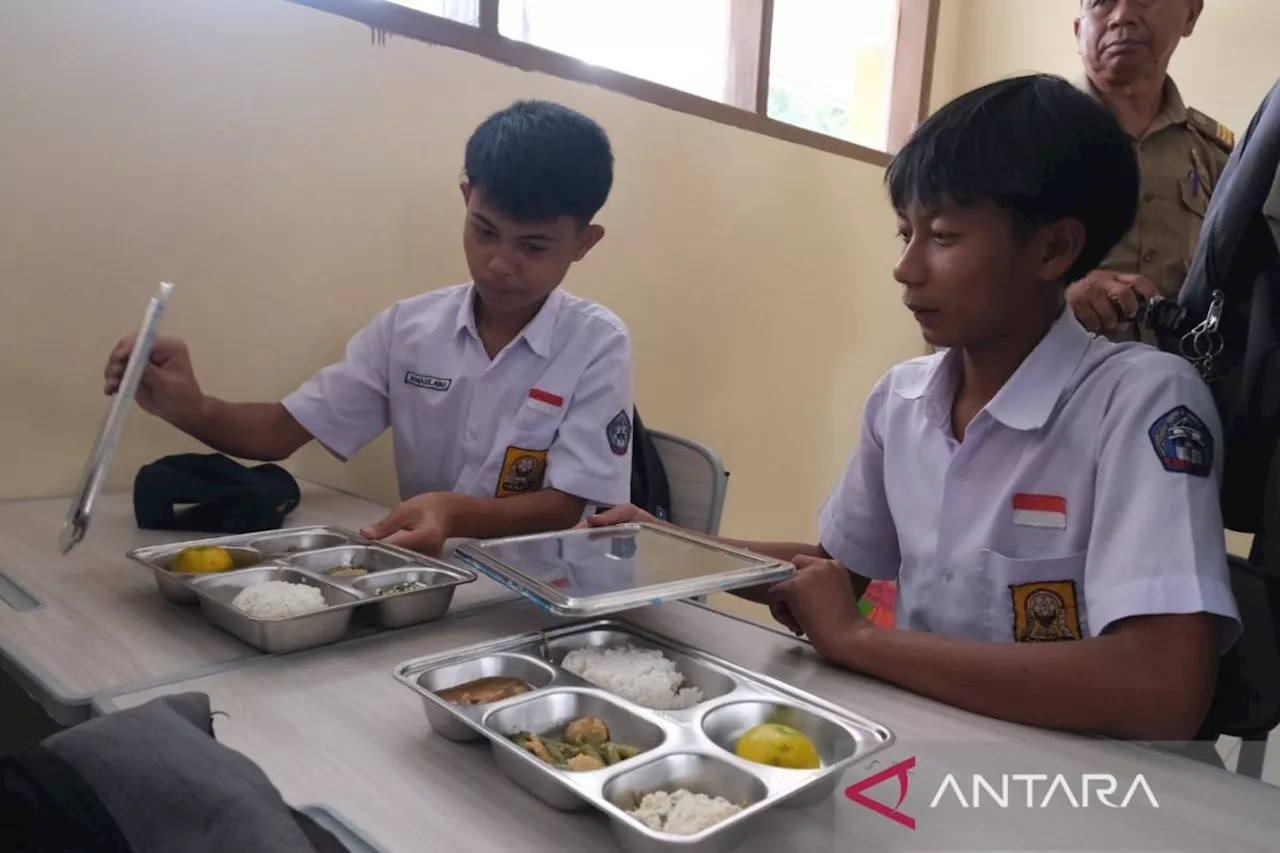 3.450 Siswa di Garut Terima Makan Siang Bergizi Gratis