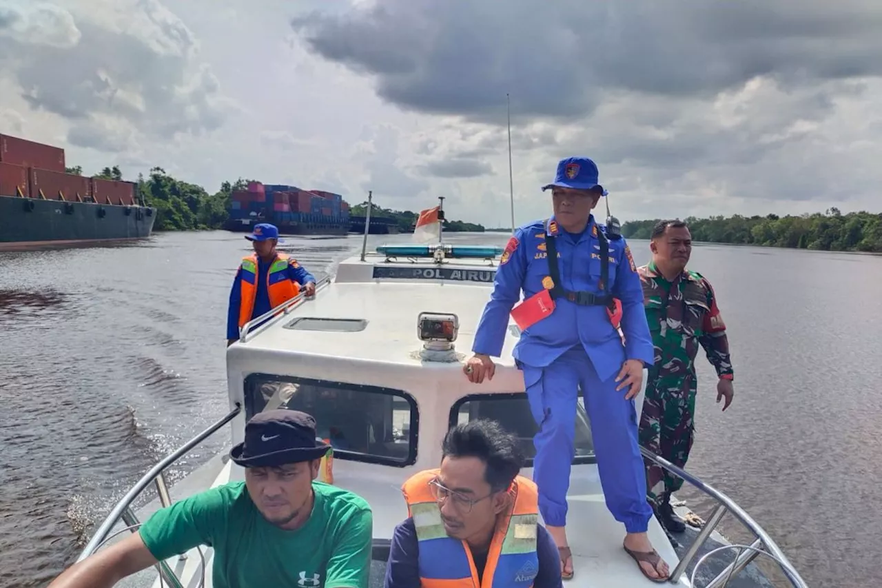 Kru Kapal Tongkang Tenggelam di Sungai Siak