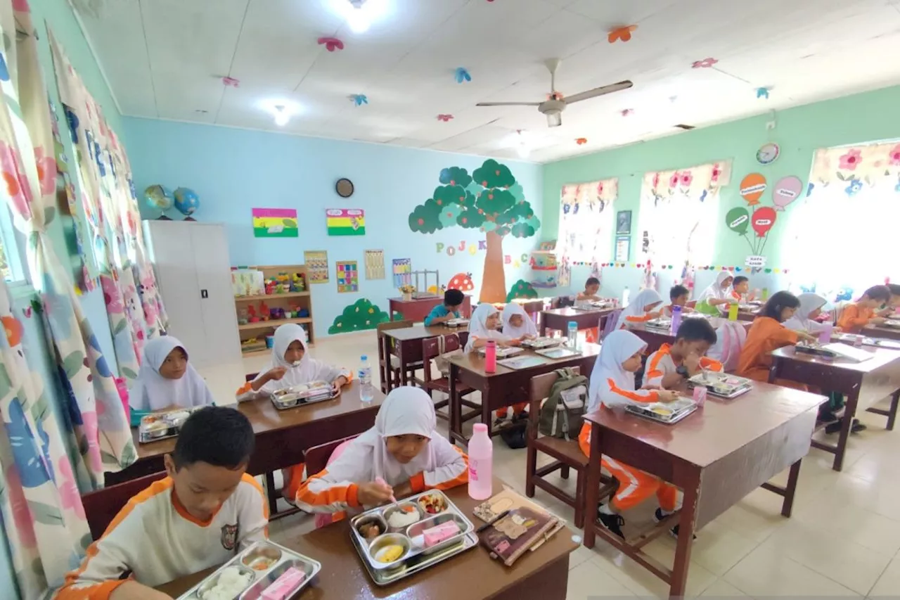 Ratusan Siswa SDN 007 Bukit Bestari Terima Makan Bergizi Gratis