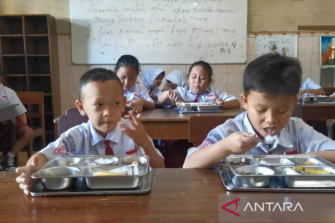 Siswa SDN Malangjiwan 02 Colomadu Makan Bergizi dari Program Pemerintah