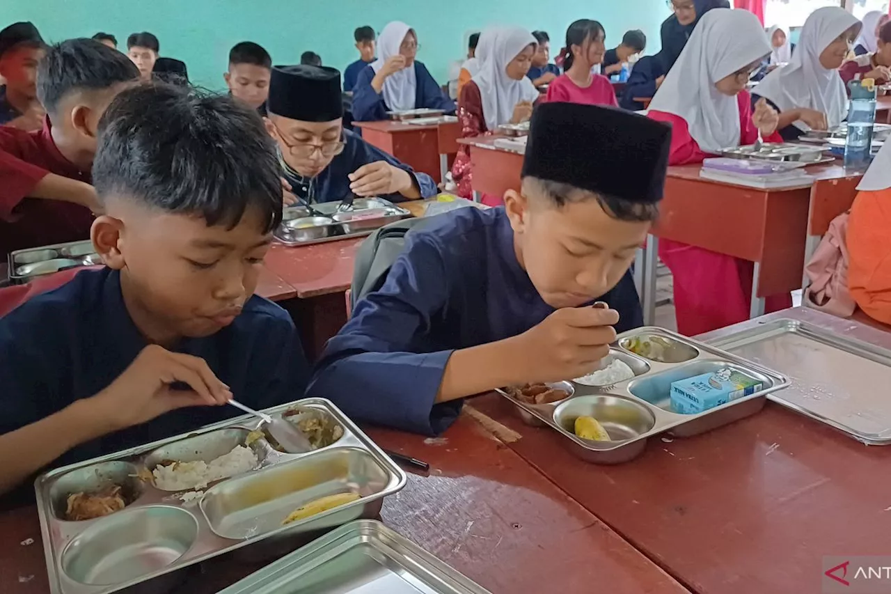 Siswa SMP Negeri 4 Tanjungpinang Dapatkan Makanan Bergizi Gratis