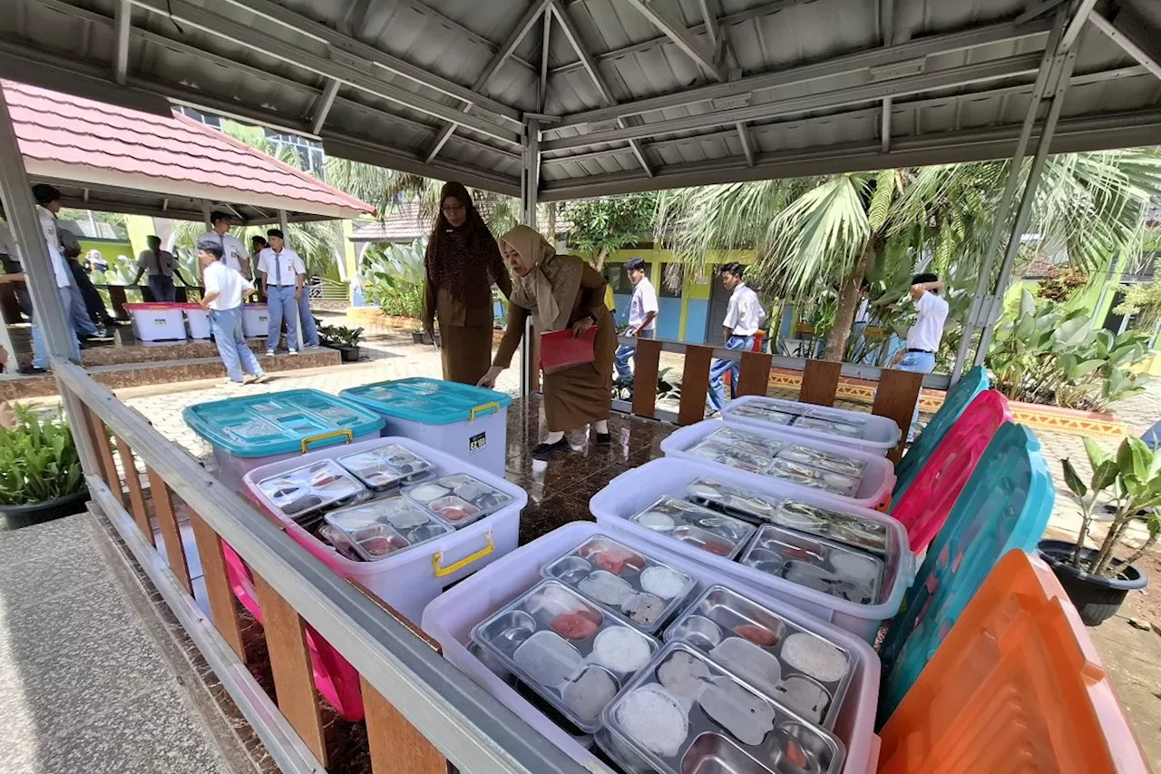 SMA Negeri 1 Kalirejo Bagikan Makan Bergizi Gratis