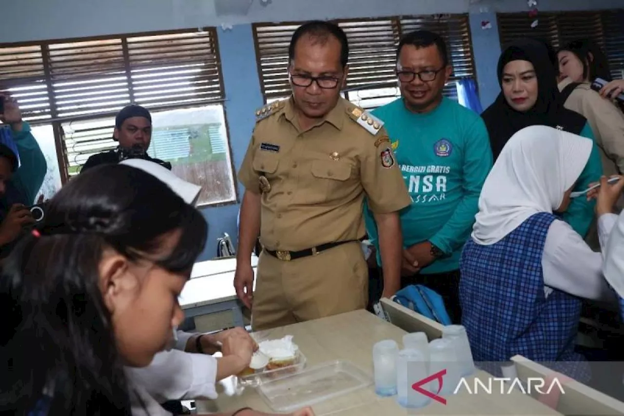 Wali Kota Makassar Pantau Uji Coba Program Makan Bergizi Gratis