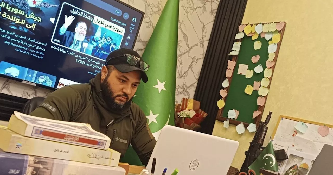 ما قصة صاحب وسم 'جاك الدور يا دكتاتور'.. اعتقل نظام السيسي عائلته بمصر (شاهد)