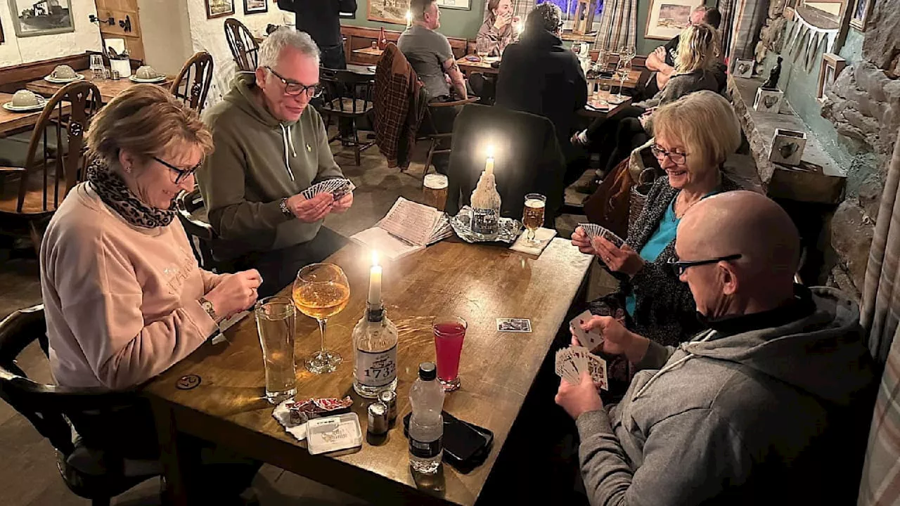 Gäste im Englishe Pub gefangen im Schneesturm