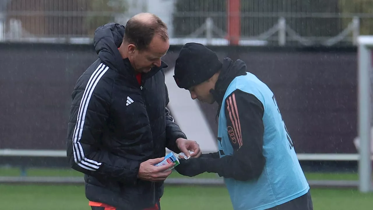 Musiala bekommt Medikamente während des Bayern-Trainings