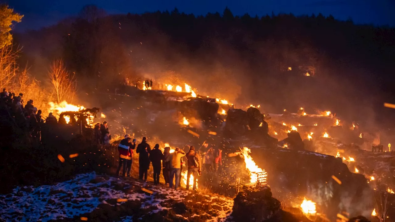 Pottenstein: Bergfeuer und Prozession bei der Ewigen Anbetung