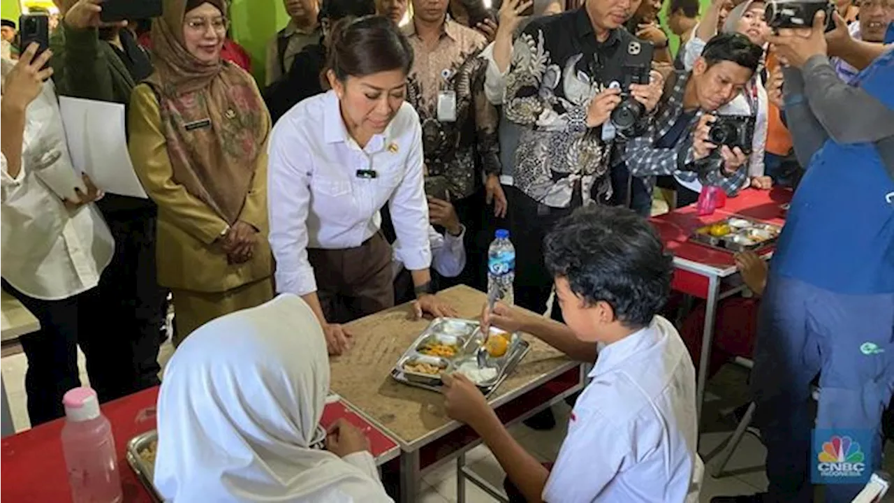 Menteri Komunikasi dan Digital Meutya Hafid Pantau Pembagian Makan Bergizi Gratis