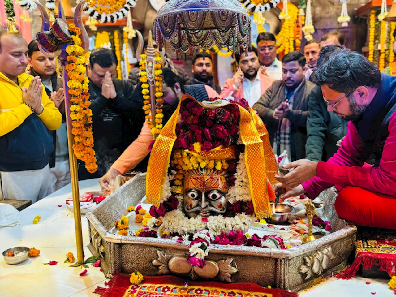 कैलाश मंदिर में दिव्य श्रृंगार और छप्पन भोग