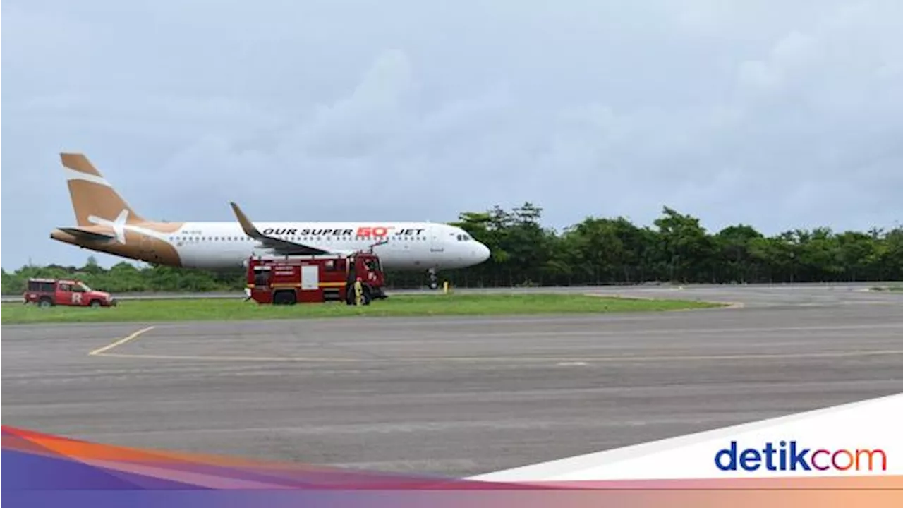 Pesawat Super Air Jet Mendarat Darurat di Juanda