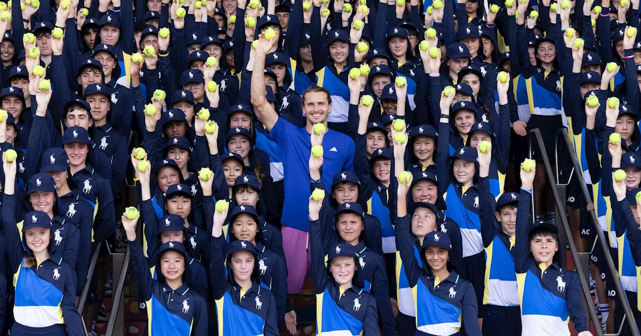 Zverev begrüßt Ballkinder bei den Australian Open