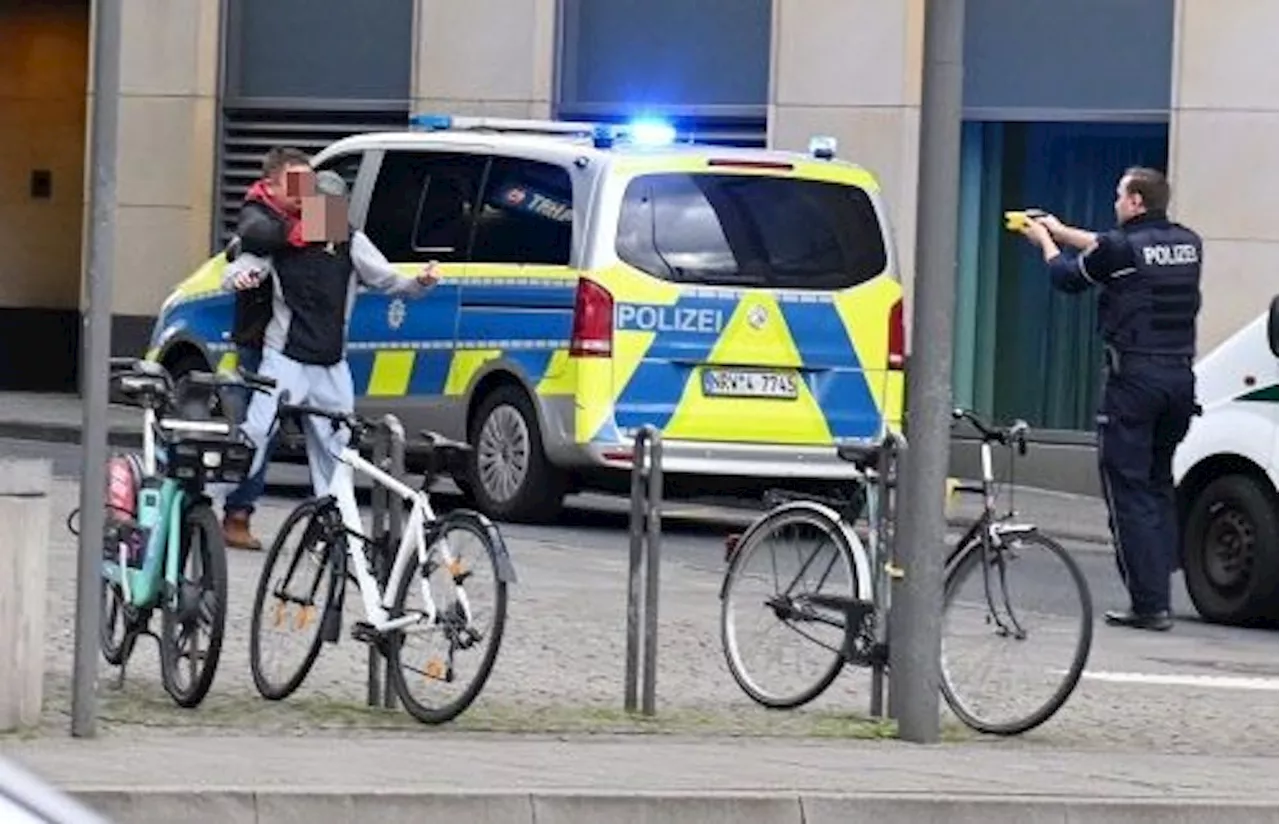 Tatverdächtiger hält jungen Mann als Schutzschild vor Polizisten