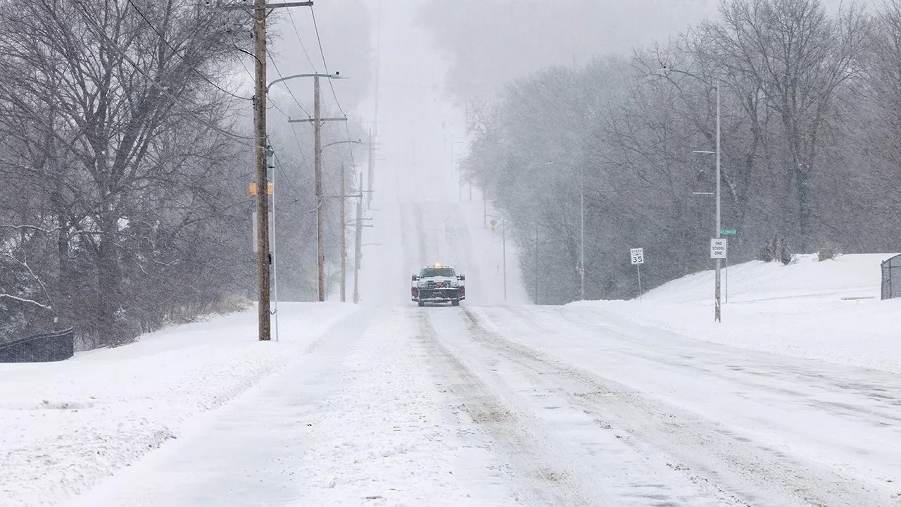 First Major Winter Storm of 2025 Hits US with Blizzard Conditions and Freezing Rain