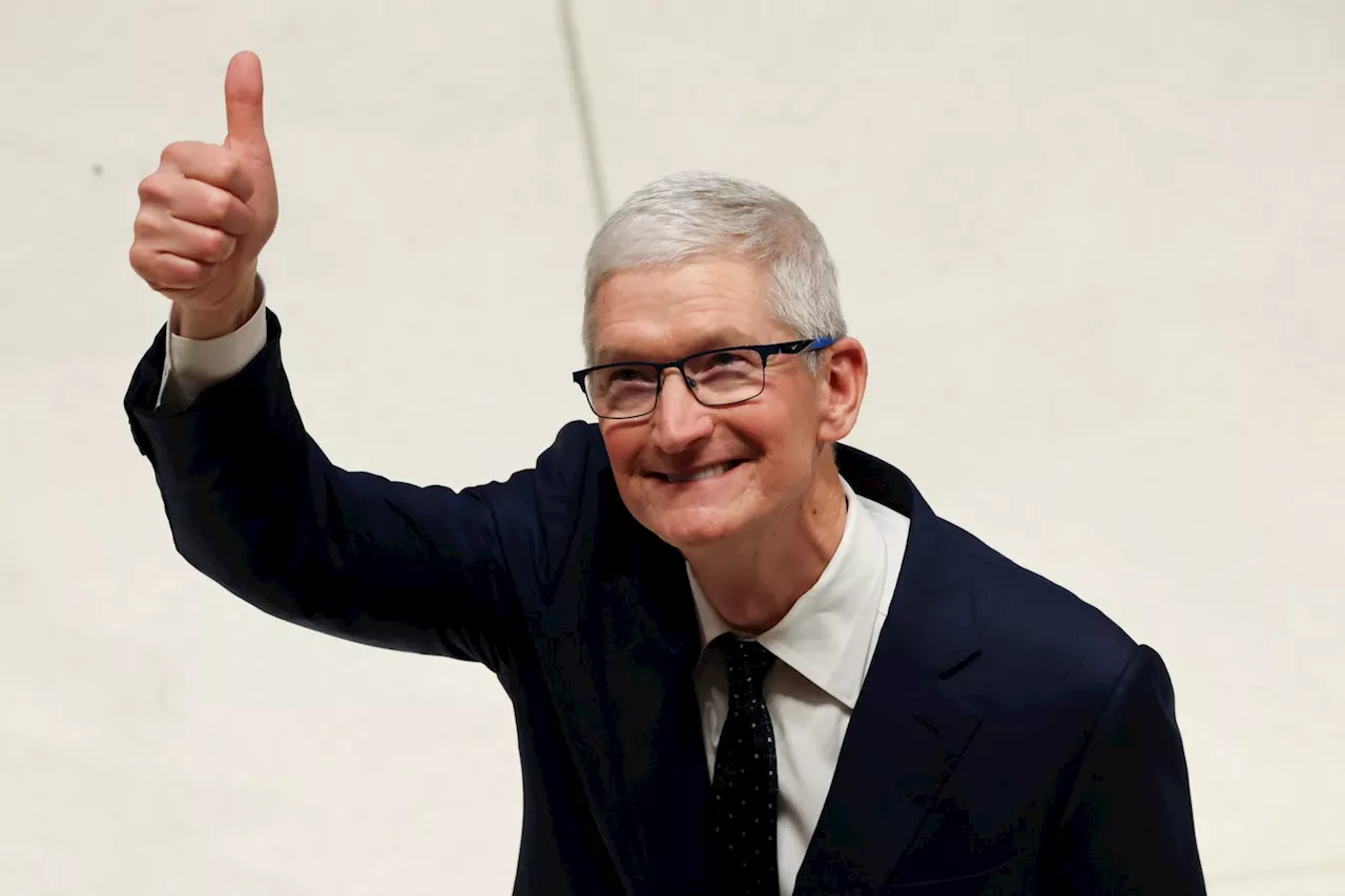 Tim Cook Is Latest Tech Exec to Kiss the Ring, Gives Trump’s Inauguration $1 Million