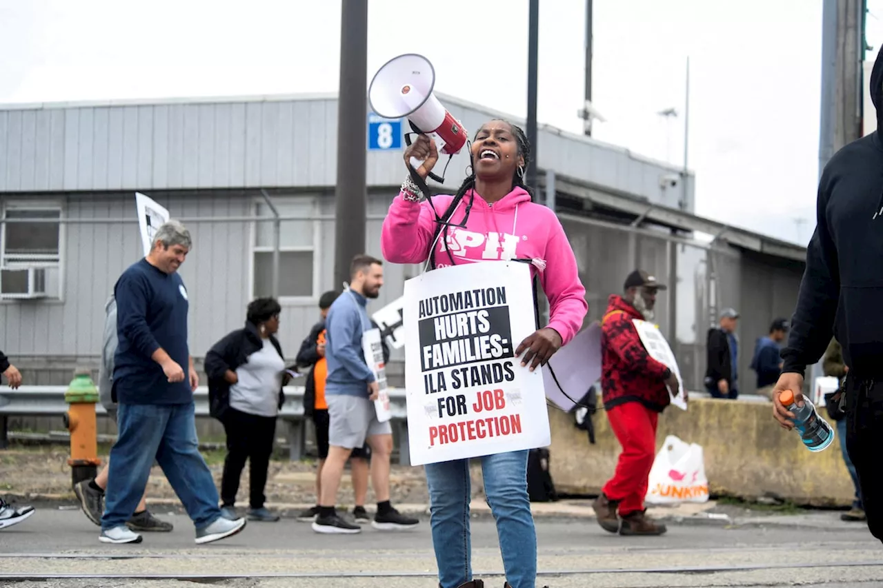 US Dockworkers' Contract Talks Restart Amid Automation Dispute