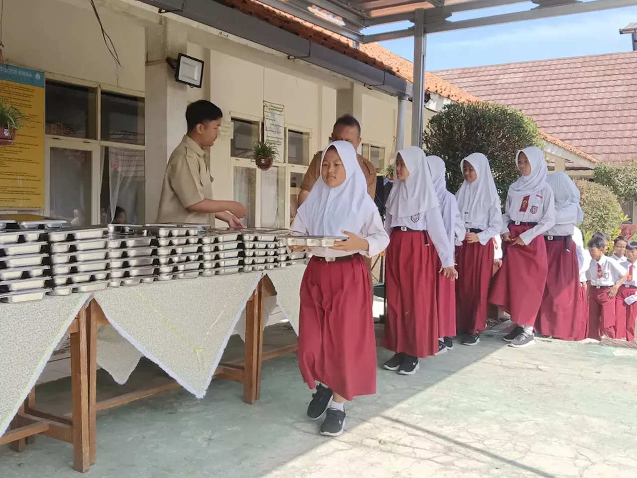 Makan Bergizi Gratis Dimulai, 3.500 Siswa di Bandung Terima Paket Makanan