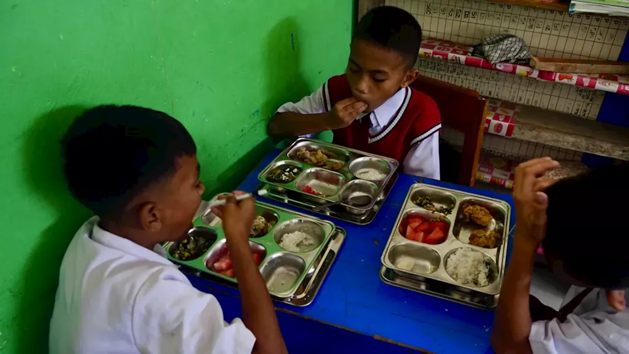 Siswi Kendari Berbagi Makanan Bergizi Gratis untuk Adik