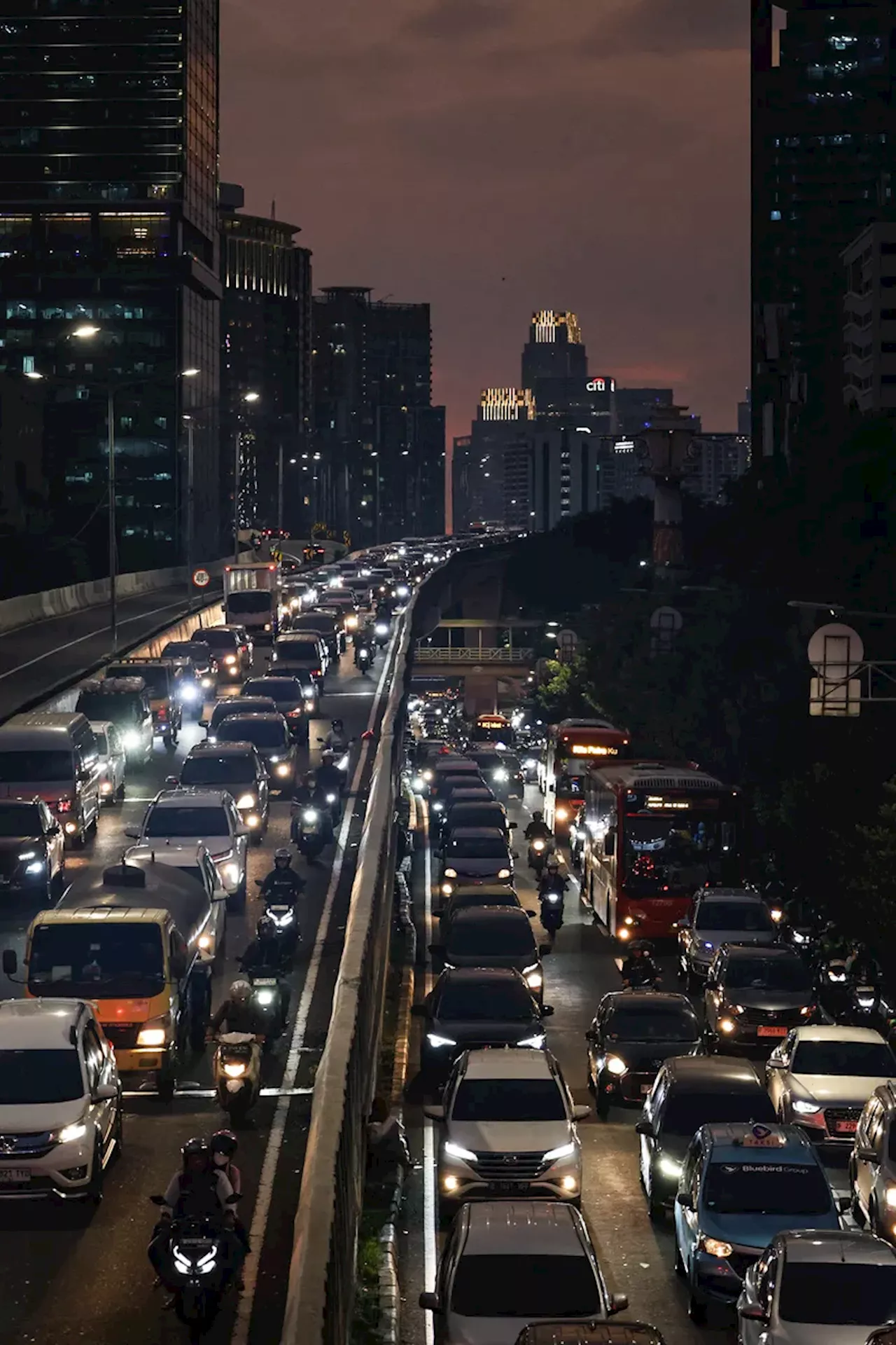 Tarif Pajak Kendaraan Bermotor Pribadi Progresif Mulai Berlaku di Jakarta