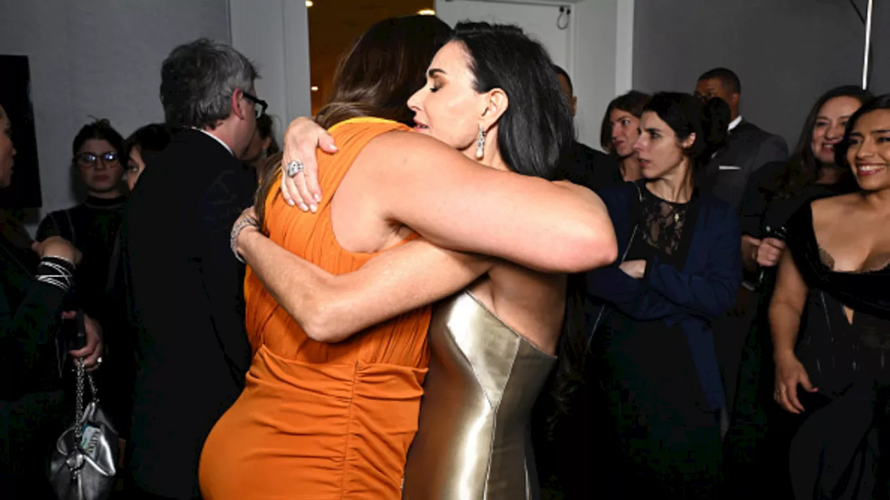 Karla Sofía Gascón y Demi Moore en los Globos de Oro