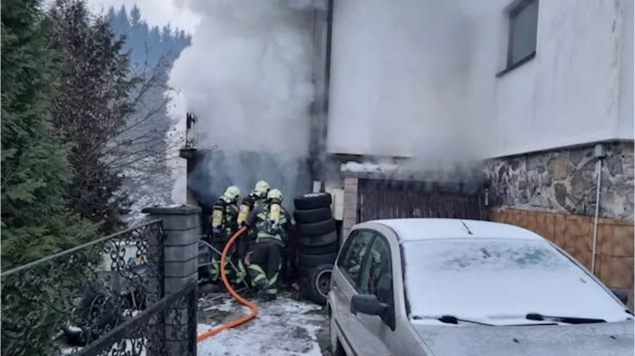 Einsatz am Dreikönigstag - Feuerwehr kämpfte gegen Garagenbrand im Mürztal