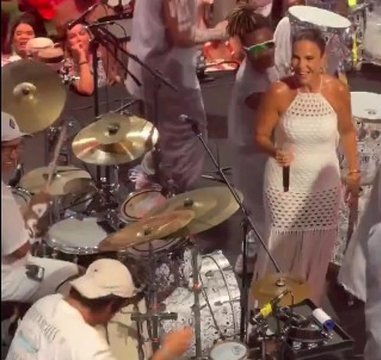 Filho de Ivete Sangalo Surpreende em Show com Percussão