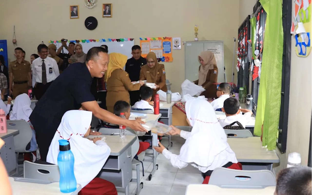 Hari Ini, 5 Sekolah di Palembang Dapat Makan Bergizi Gratis