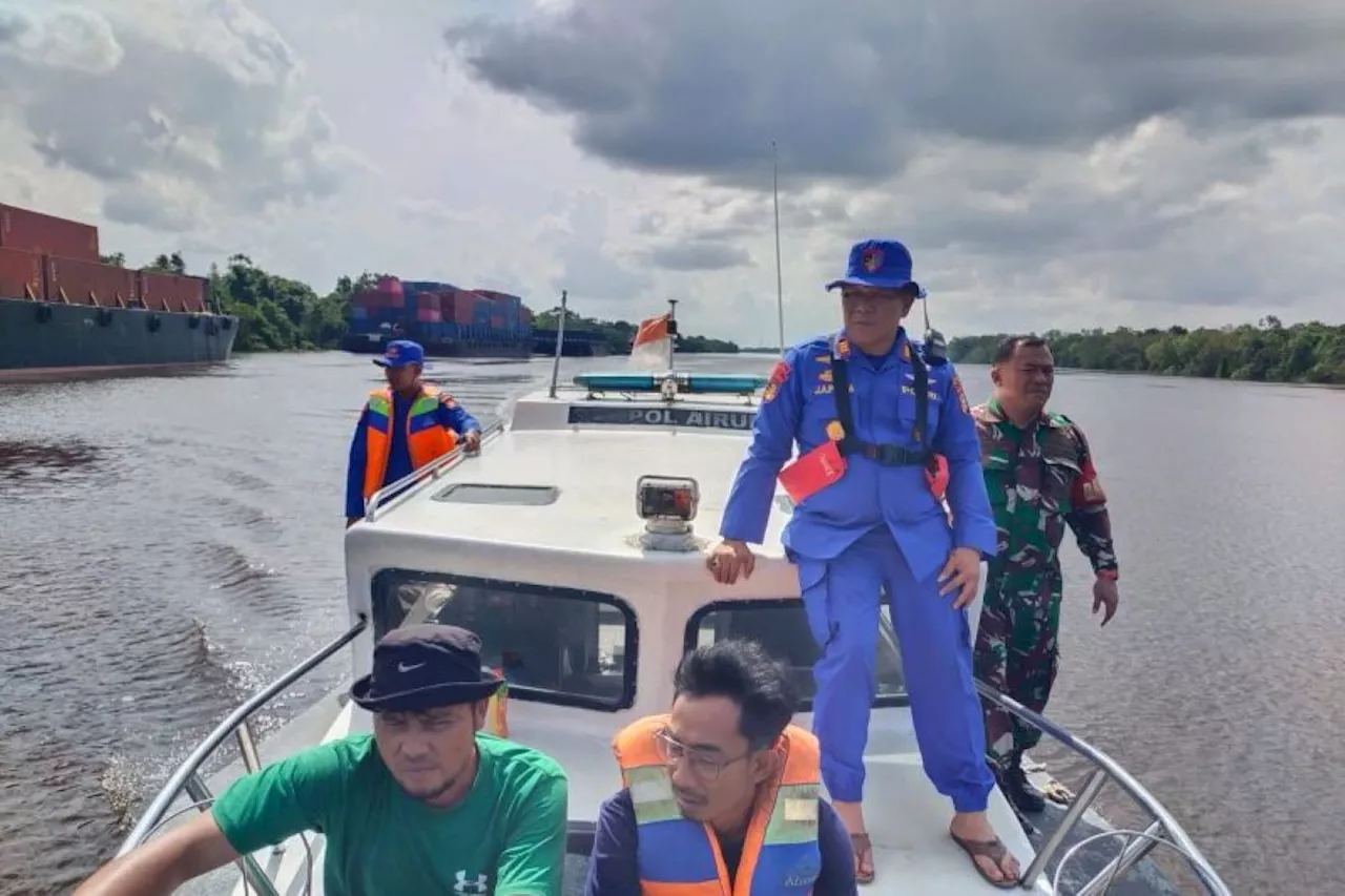 Kru Kapal Tongkang Terjun ke Sungai Siak