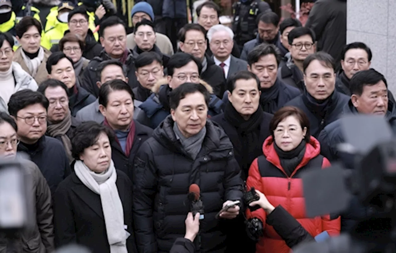 국민의힘 의원들, 윤석열 대통령 관저 앞에서 체포영장 집행 막기 집결