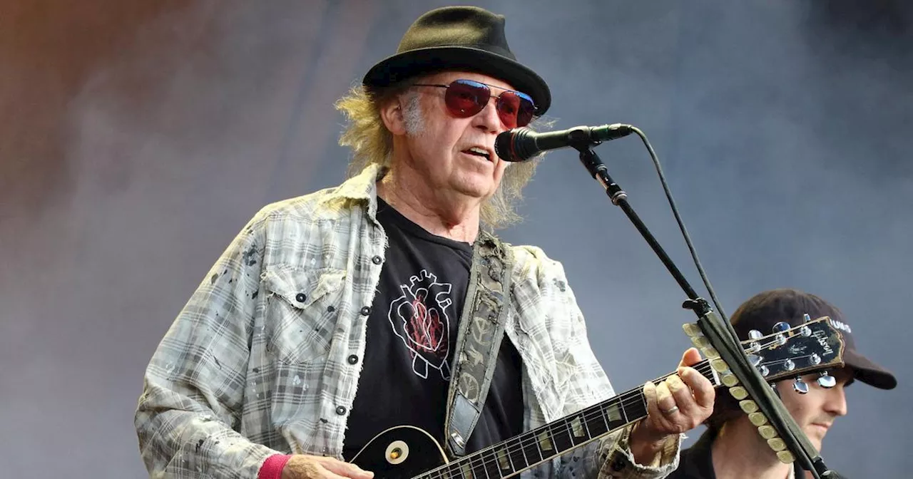 Neil Young revient sur sa décision de ne pas jouer à Glastonbury