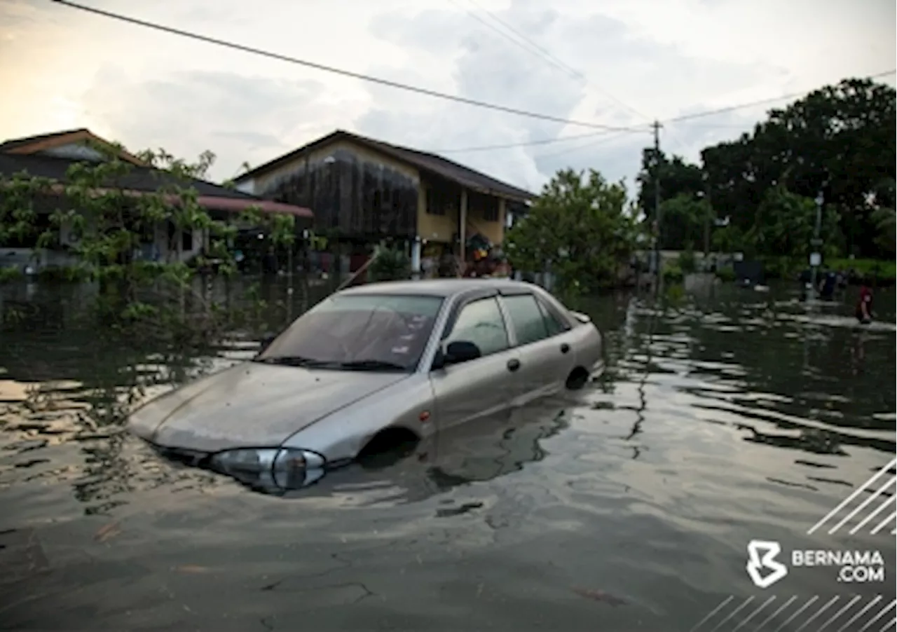 Heavy rain causes Sungai Pinji to overflow, flooding homes in Kampung Sungai Rokam and Taman Cempaka, Ipoh