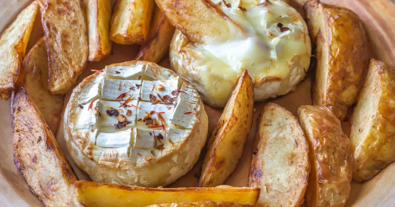 Camembert Rôti aux Frites Maison : Un Dîner Convivial et Délicieux