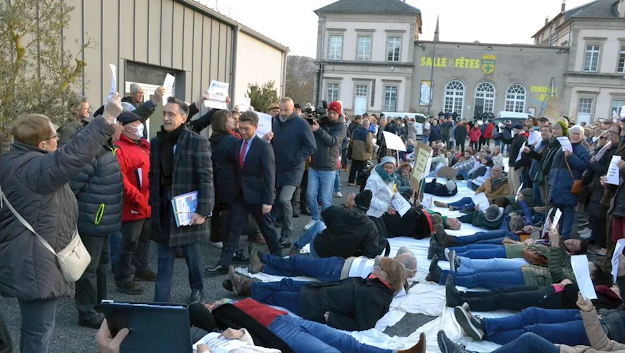 Manifestants accueillent le directeur de l'ARS Occitanie à Saint-Affrique