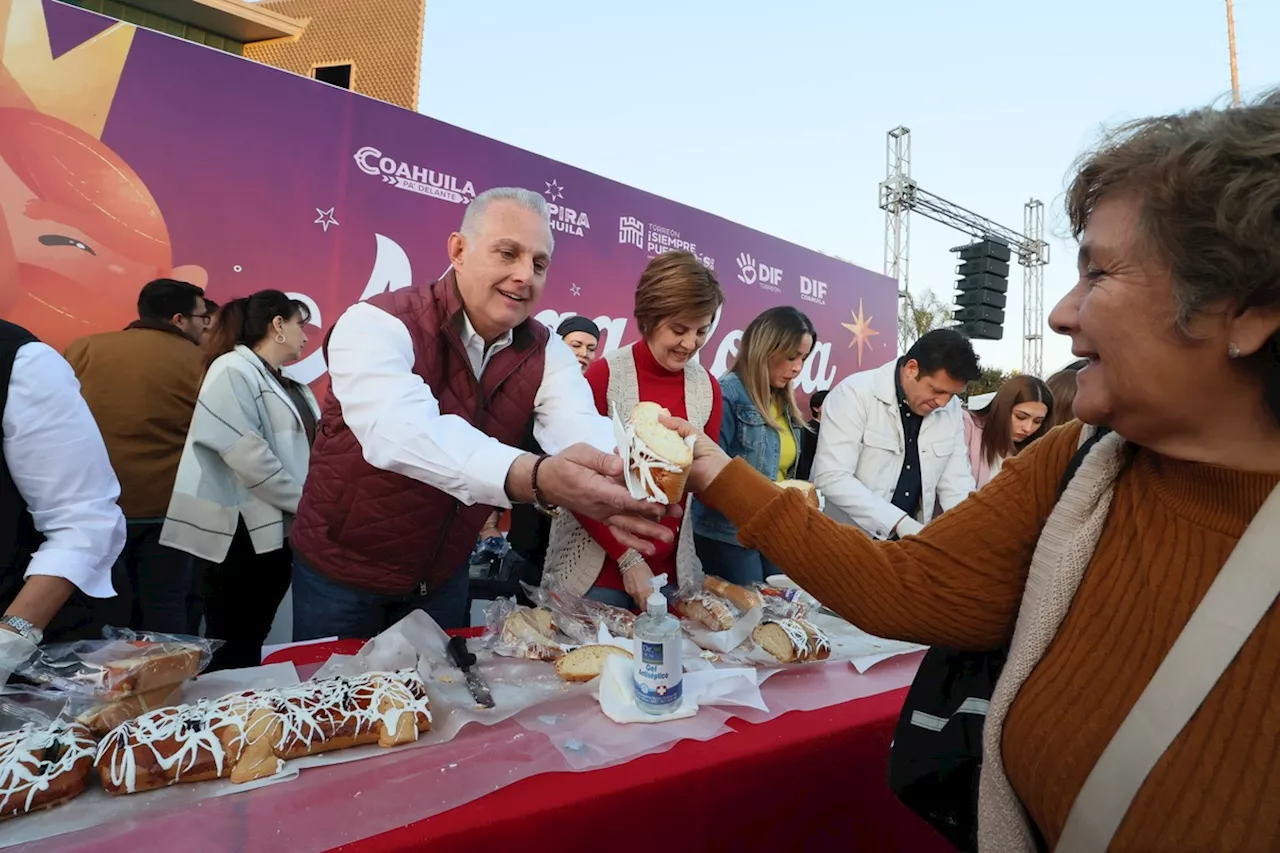 Torreón celebra la tradición de la Rosca de Reyes en la Plaza Mayor