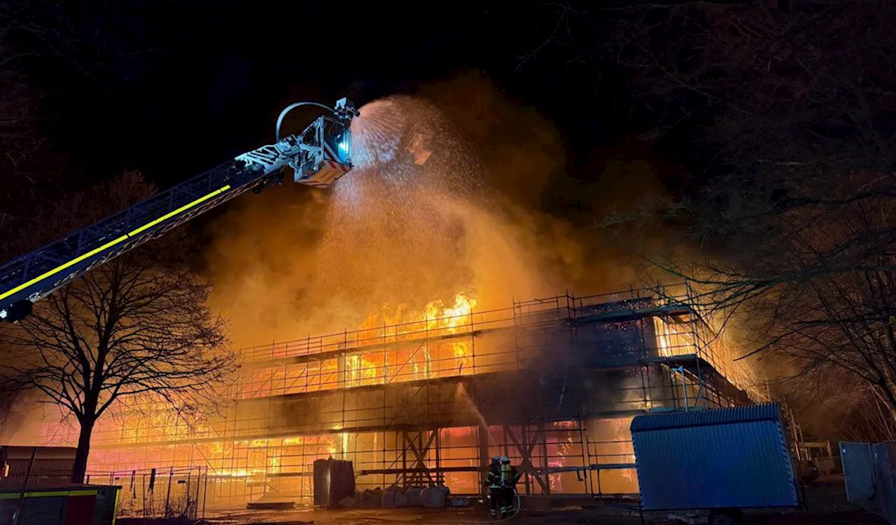 Hamburger Schule in Flammen – Sturm erschwert Löscharbeiten