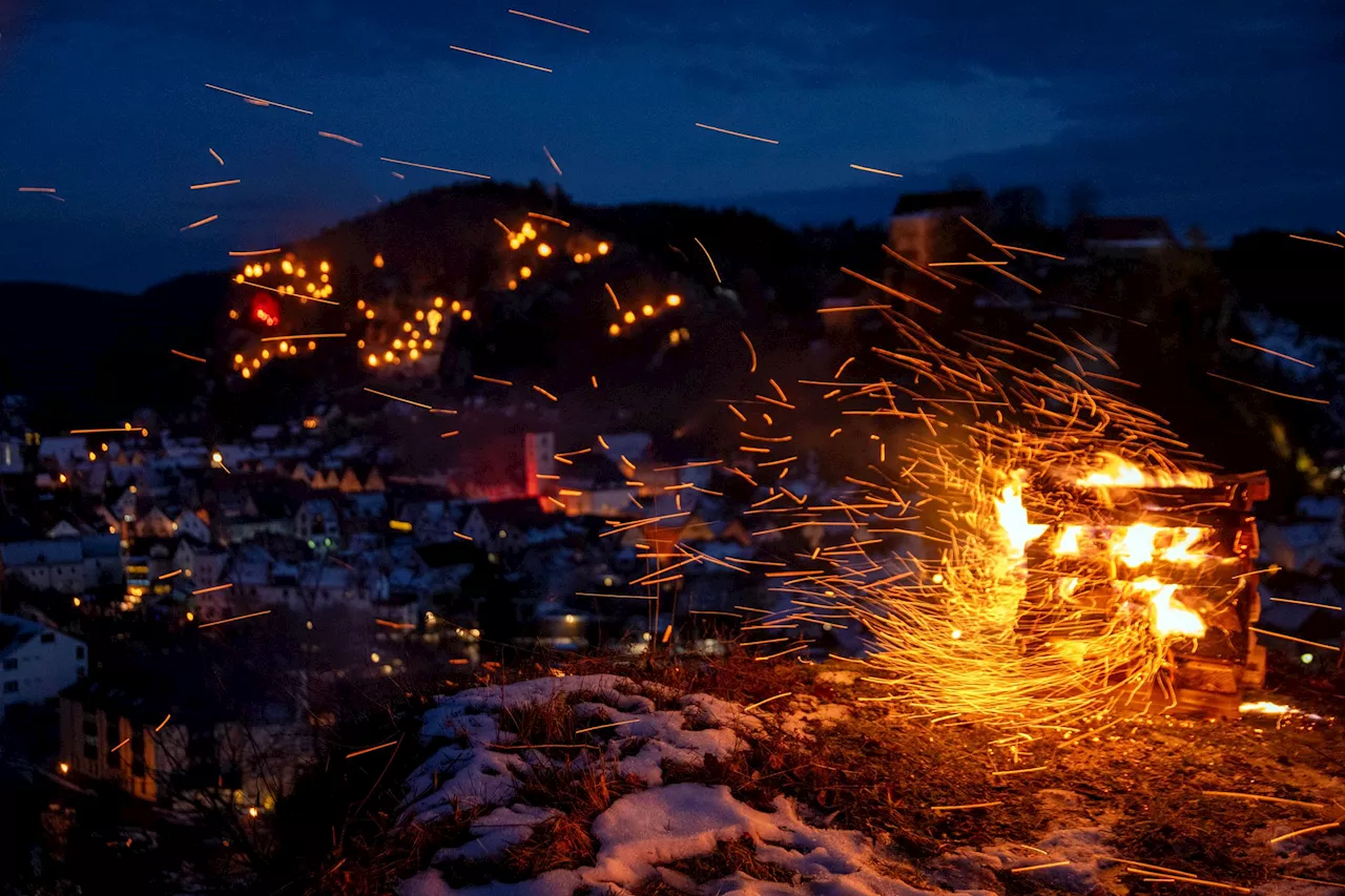 Pottensteins Bergfeuer erhellen die Nacht