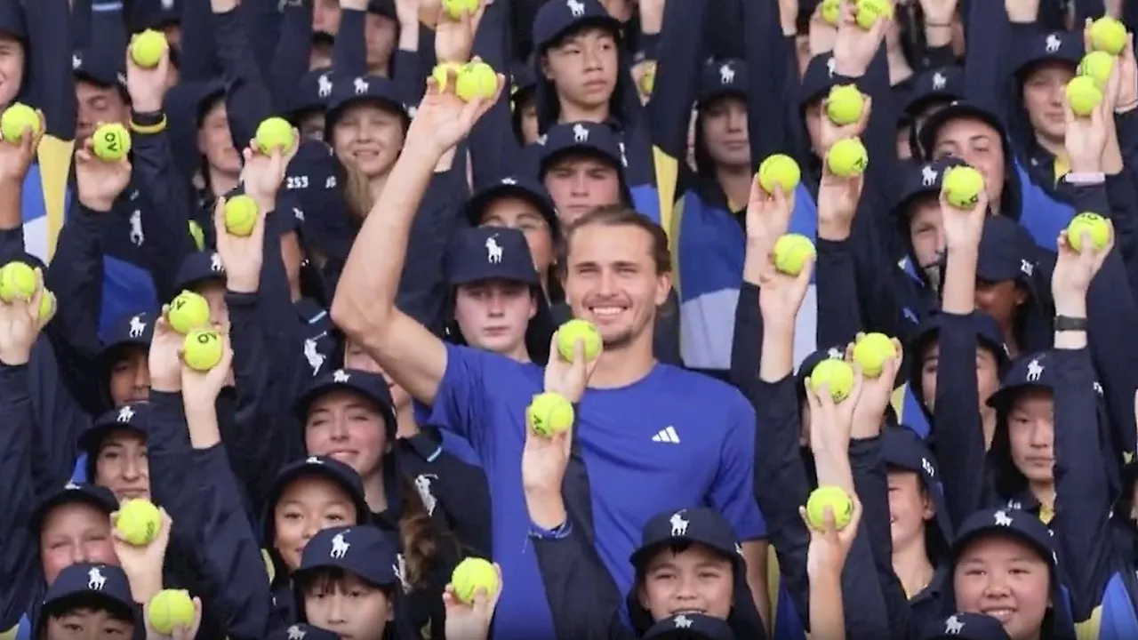 Zverev begrüßt Ballkinder bei den Australian Open