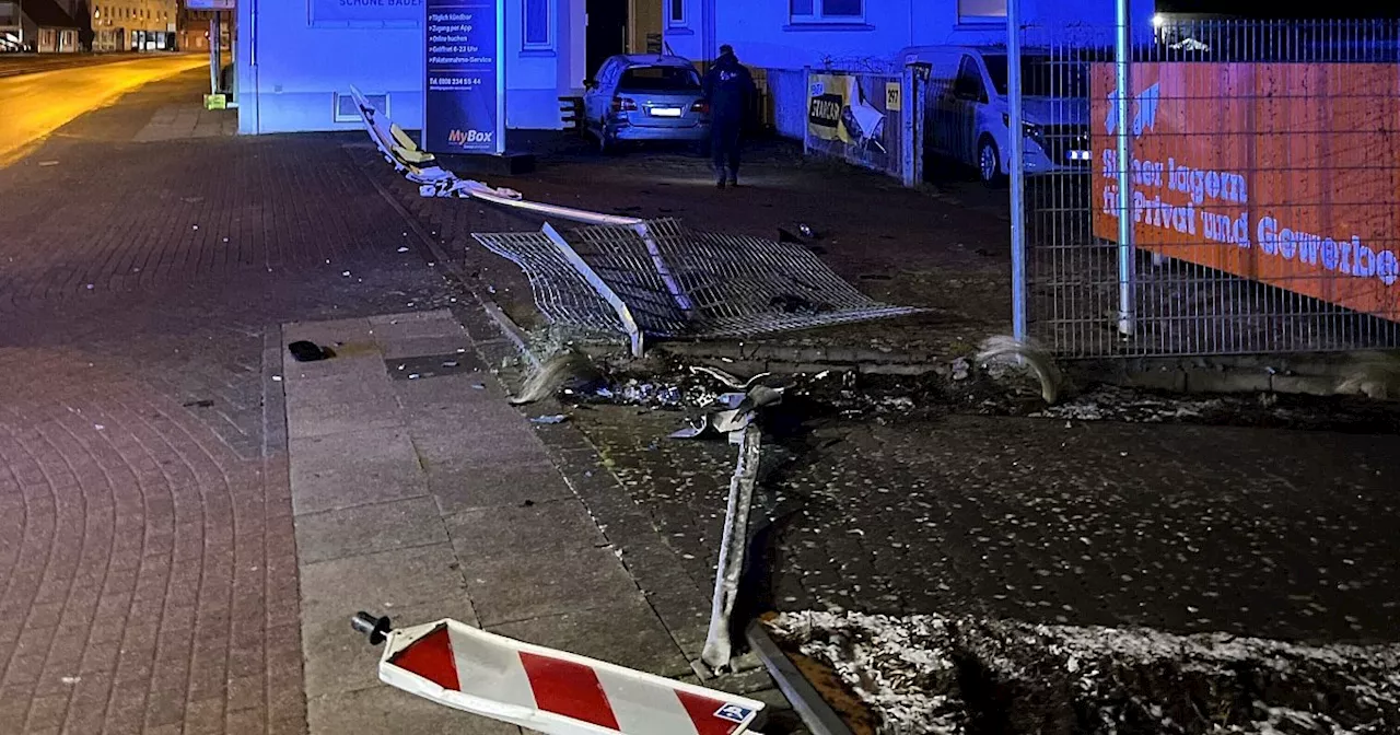 BMW-Fahrer verursacht Unfall, flüchtet und lässt Auto zurück