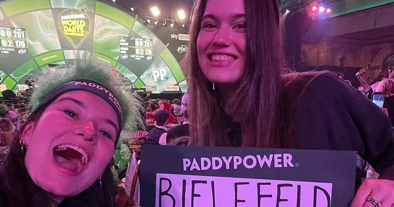 Mias und Ellas Statement über Bielefeld ging bei der Darts-WM in London viral