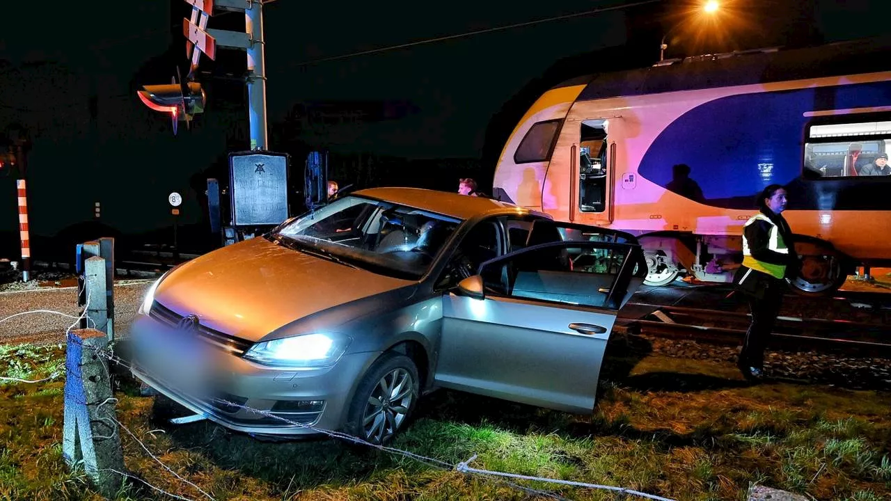 Auto ramt spoorwegovergang, raakt trein net niet en gaat er vandoor