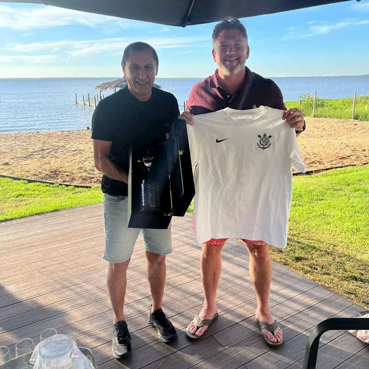 Ramón Díaz Presenteia Presidente da Conmebol com Camisa do Corinthians